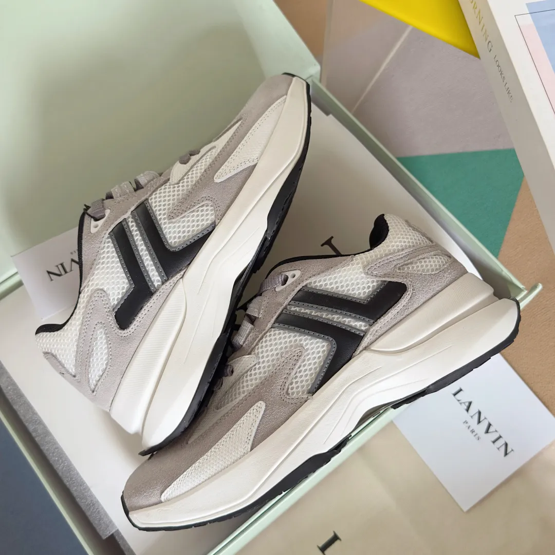 Top version: Couple model 290 Lanvin Lanvin's latest Jla series Couple model Mesh Thick sole Casual sports shoes Running shoes Original purchase, development and production This men's and women's sports shoes are light and comfortable, and the mesh design makes the uppers lighter. They are not afraid of stuffy feet, and the shoes look fashionable when paired with skirts and trousers. The upper is decorated with LANVIN's classic •J logo. The curved lines pay tribute to the circular element of the LANVIN logo, showing the brand's ingenuity. This shoe combines sports, fashion and craftsmanship. The delivery counter has exquisite packaging 🛍📦 ▪️ Fabric: Original customized mesh + cowhide ▪️ Lining: Original imported breathable mesh ▪️ Sole: Exclusive molded foam + TPU material ▪️ Bottom thickness: 4CM ▪️ Size: Women's 35-41 / Men's 39-45